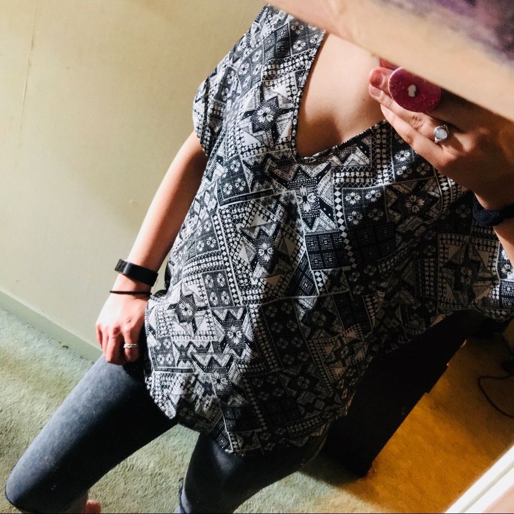 Short sleeve Black white print nwot top 💫🛍💞